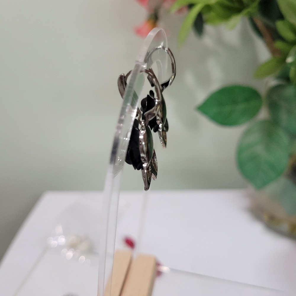 NIB BLACK ROSE SILVER LEVERBACK EARRINGS. GOTH EMO GORGEOUS DETAIL. - Picture 7 of 8